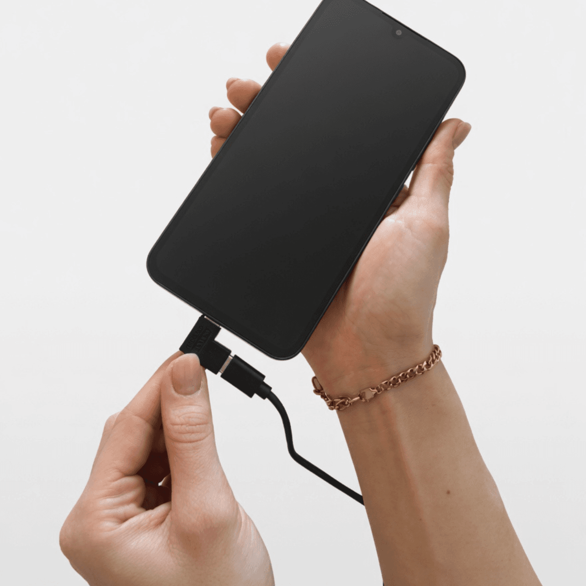 Smartphone mit USB-C Kabel — Verbindung zur Knopfkamera herstellen