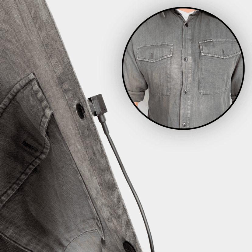 Kamera in Jeansjacke — Stativ hält Kamera stabil in der Kleidung